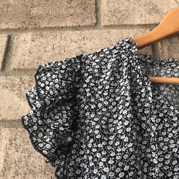 Floral Black And White Blouse With ruffled Sleeve - Picture 3 of 4